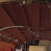 Лестница из дерева и металла с ограждениями фото