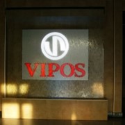 Объемный логотип VIPOS с внутренней подсветкой в фонтане фото