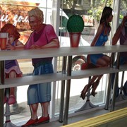 Услуги по рекламе продукта в магазинных витринах фото