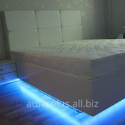 Кровать с мягким изголовьем - белый текстурный кожзам с подсветкой фото