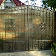 Ворота распашные кованые с поликарбонатом фотография