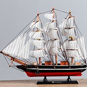 Корабль сувенирный средний «Трёхмачтовый», борта светлое дерево с чёрной полосой, дно синие, паруса белые фото