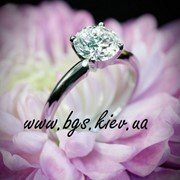 Кольца помолвочные, кольца с драгоценными камнями, ювелирные украшения фотография