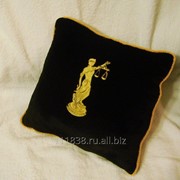 Подушка с вышивкой богини правосудия Фемиды фото