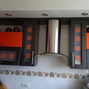 Кухня шпонированная с оранжевыми вставками из мдф