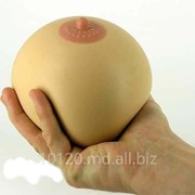 Огромный мяч в виде груди фотография