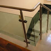 Стеклянные перила для балконов и лестниц фотография