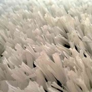 Белый искусственный газон фотография