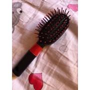 Массажная расческа для расчёсывания волос любой длины черная с красной вставкой 1 шт фотография
