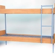 Кровать двухъярусная комбинированная со спинками ОДСП, лестницей и боковыми накладками фото