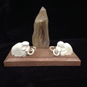 Сувенир Два мамонта у скалы фотография
