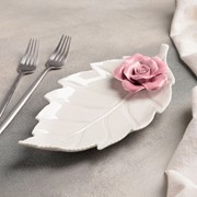 Блюдо сервировочное «Лист с розой», 27×14×4,5 см, цвет бело-розовый фотография