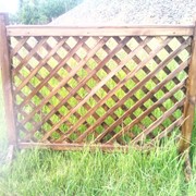 Забор деревянный для летнего кафе фото