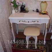 Туалетный столик из натурального дерева с резным декором фото