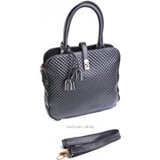Элегантная черная кожаная сумочка с красивым тиснением фото