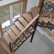 Красивая деревянная лестница с ажурными перилами фото