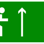 Эвакуационный знак, код E 11 Направление к эвакуационному выходу прямо