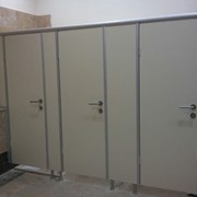 Туалетные кабинки для общественных санузлов фото
