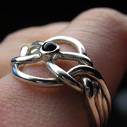 Серебряное кольцо с черным ониксом от Wickerring фотография