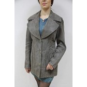 Женский пиджак нубук удлиненный серый английский воротник декоративная строчка на пуговицах два кармана фото