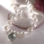 Кулон 'Шар' каплевидные бусины, цвет белый в серебре, 40см фото