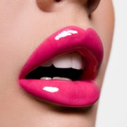 Коррекция формы губ может сделать губы соблазнительными и пухлыми. Это позволяет омолодить внешность и сделать лицо более привлекательным.