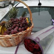 Корзина фруктов и цветов фотография