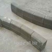 Камень бетонный бортовой радиусный БР 32.30.15 внутренний наружный фото