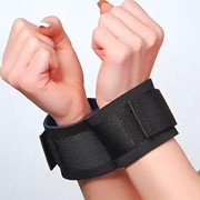 Чёрные наручники из неопрена фотография
