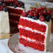 Торт красный бархат с пломбирным кремом и ягодами фото