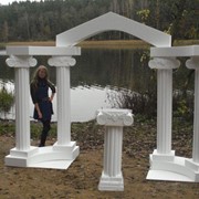 Колонны , арки, камины, столики для выездной регистрации из пенопласта фото