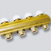 Распределительные коллекторы из латуни CW614N с ручными запорными клапанами под термостатическую головку. Tiemme фотография