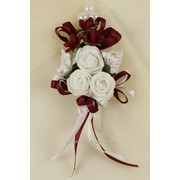 Бутоньерка №50, белый/бордовый (3 розы латекс, ленты) фотография