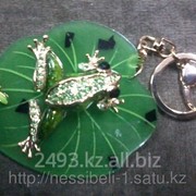 Брелок лягушка на листе фото