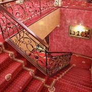 Декорирование лестниц ковровым покрытием. фото