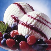 Мороженое йогуртовое с лесными ягодами.