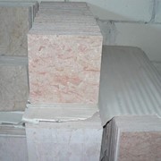 Плитка из бежевого и розового мрамора