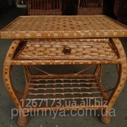 Плетеной стол из шухлядой
