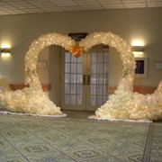 “Лебеди“ арка из воздушных шаров фотография