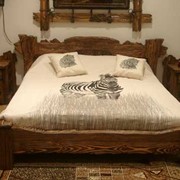 Спальня из натурального дерева: кровать + две тумбочки + зеркало фотография