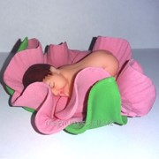 Фигурка из мастики Младенец в цветочке фото