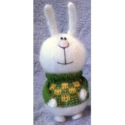 Белый заяц в зеленом свитере - вязаная мягкая игрушка
