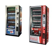 Торговые автоматы для продажи прохладительных напитков в бутылках и банках фотография