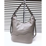 Женская сумка тоут с застежкой-полумесяцем и волнистой линией сбоку 38 х 32 см светло-серая фотография