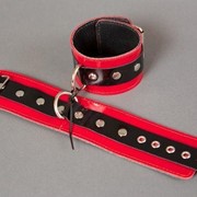 Красные лакированные наручники с клёпками фото