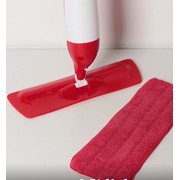 Швабра для уборки со встроенным распылителем красная фотография