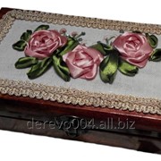 Деревянная шкатулка украшенная тканевыми цветами и декором ручной работы