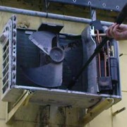 Проверка промышленных деталей электрооборудования и электронных плат наружного и внутреннего блока кондиционера фотография