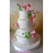 Свадебный 4-х ярусный торт с букетиками мелких розовых орхидей и листьев плюща фото