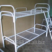 Кровать металлическая двухъярусная с ограждением и лестницей АРТ 026